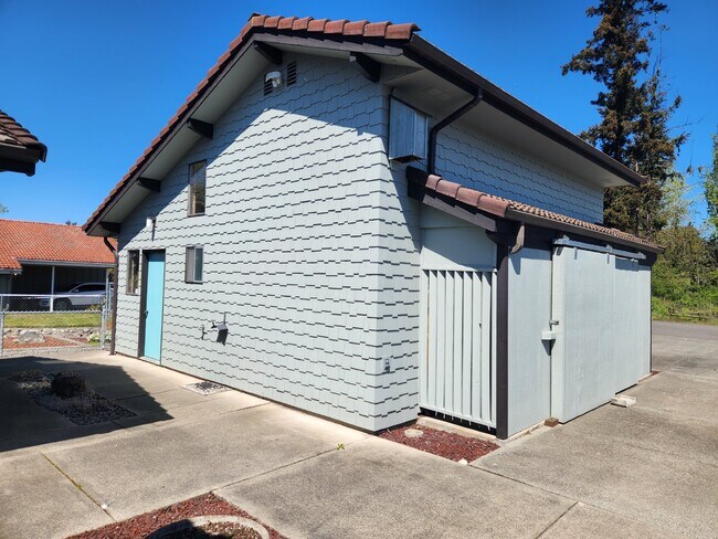 Building Photo - Very nice 2 bed 2.5 bath home in Sequim w/...