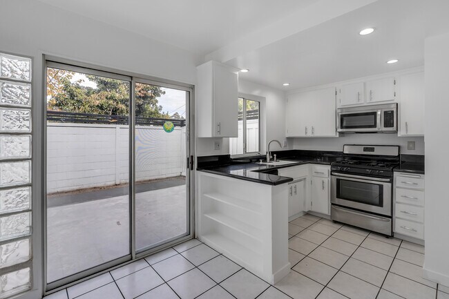 Building Photo - 10811 Blix St