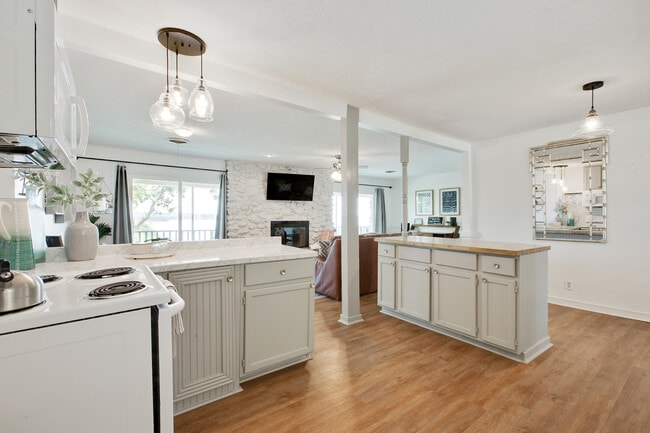 Building Photo - 4724 Lakeview Dr