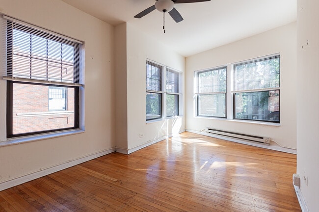 Building Photo - 662 W Cornelia Ave