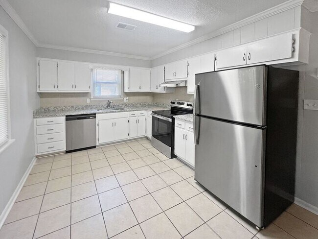 Building Photo - 604 Blaine Dr SW