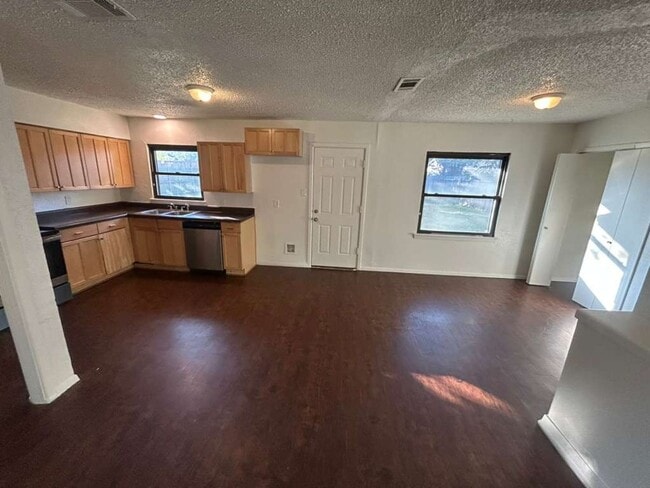 Building Photo - Ready to move in...