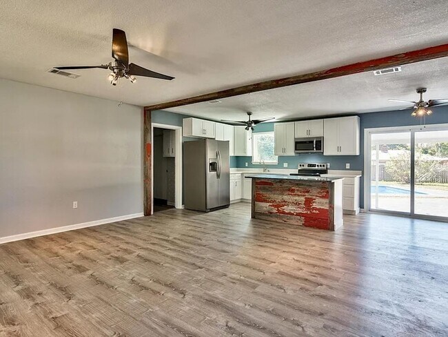 Foto del edificio - 3 Bedroom Home with pool in Destin on Kelly Street!