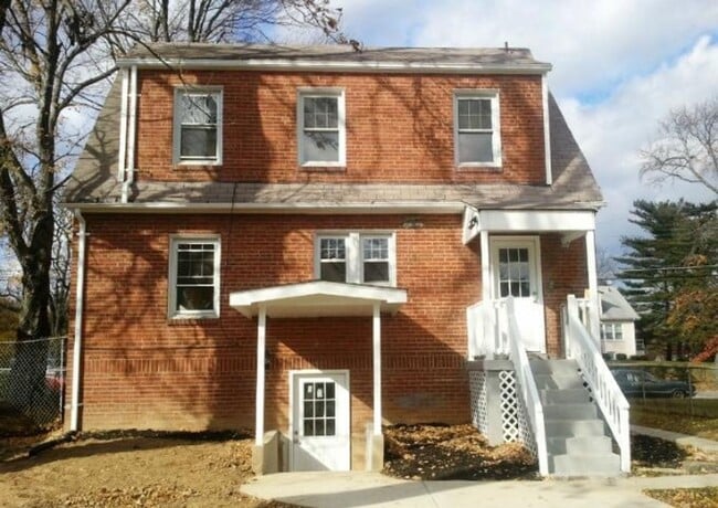 Foto del edificio - Lovely 4 BR/2.5 BA Single-Family Home in D...