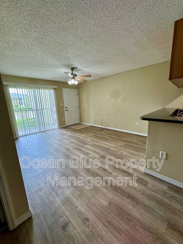 Building Photo - 220 Lake Parsons Green