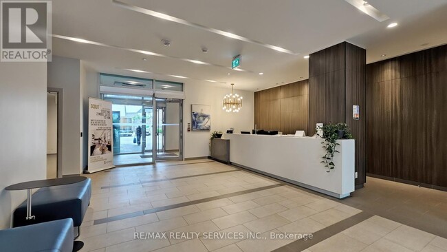 Photo du bâtiment - 1787-1787 St Clair Ave W