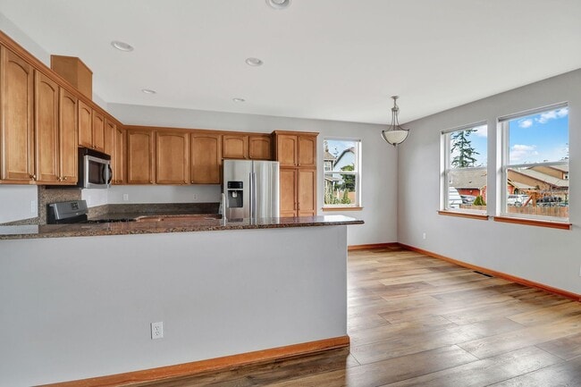 Building Photo - 3 Bed 2 Bath - Fairway Point - Pet per Approval - Fenced Backyard