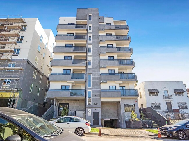 Building Photo - 846 S Mariposa Ave