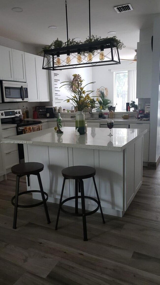 Foto del edificio - 7662 N Southwood Cir