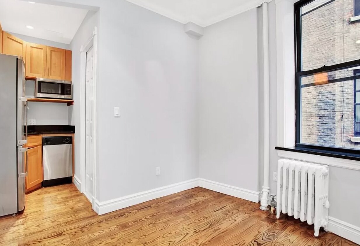 Building Photo - 325 E 34th St