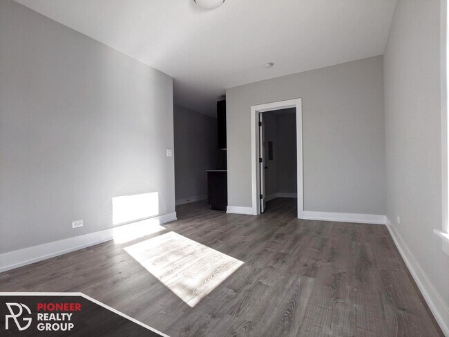 Foto del edificio - 711 W Brompton Ave