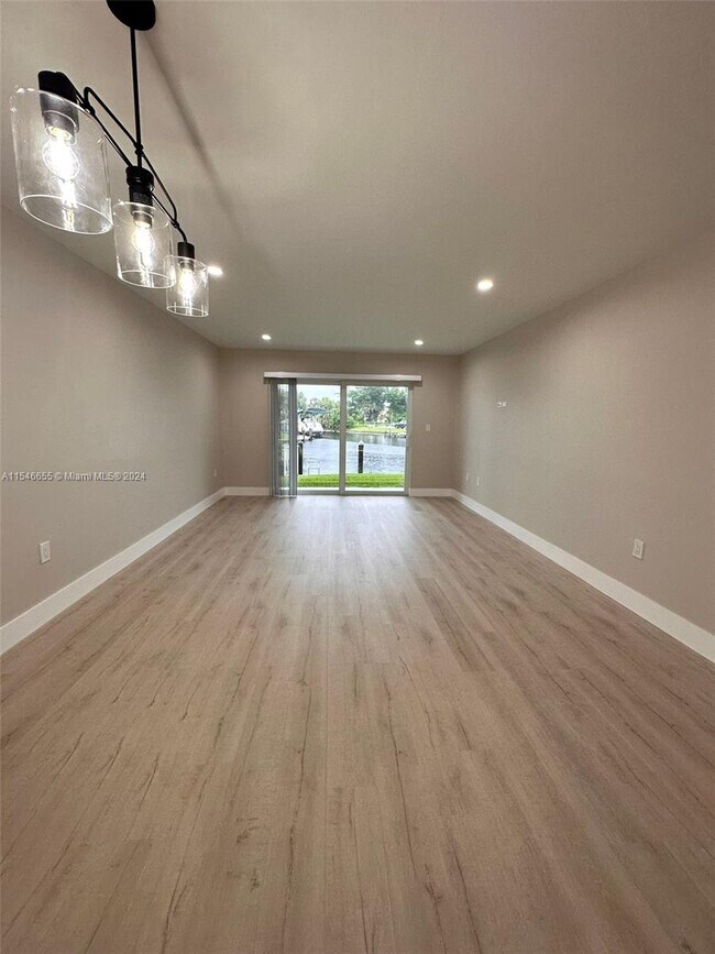 Building Photo - 708 Victoria Dr