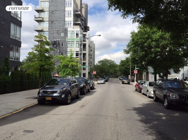 Foto del edificio - 529-529-531 Graham Ave