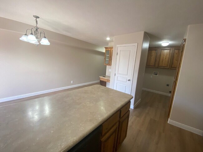 Foto del edificio - End Unit Townhome with 3 beds 2.5 baths.