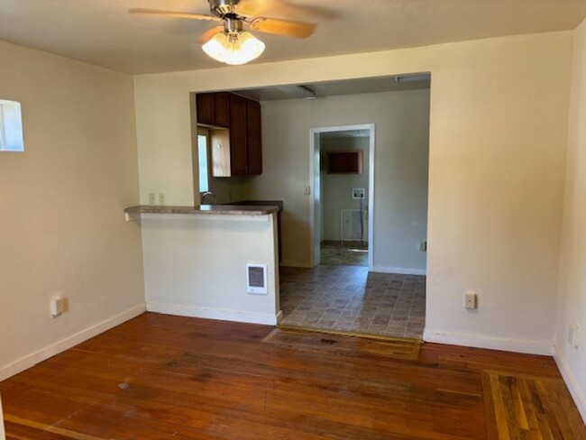 Building Photo - Backhouse with Private Yard
