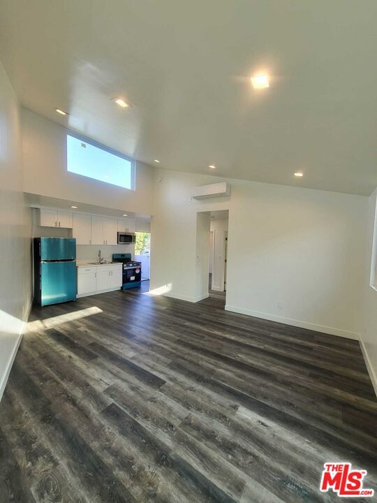 Primary Photo - 2134 1/2 Cove Ave