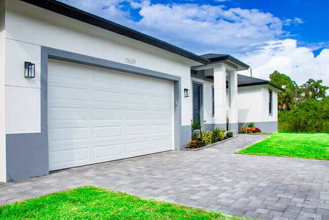 Foto del edificio - 15633 Lakeland Cir