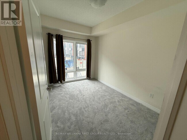 Photo du bâtiment - 235-235 McLevin Ave