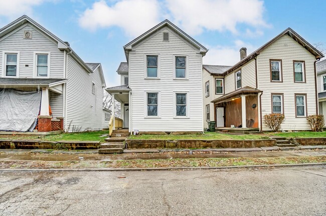 Building Photo - Newly Renovated Home in Lindenwald!