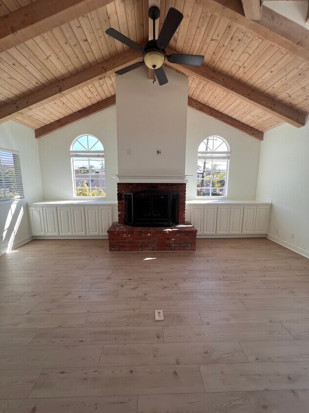 Vaulted ceilings, featured fire place and tons of natural light in the main living area - 415 Narcissus Ave