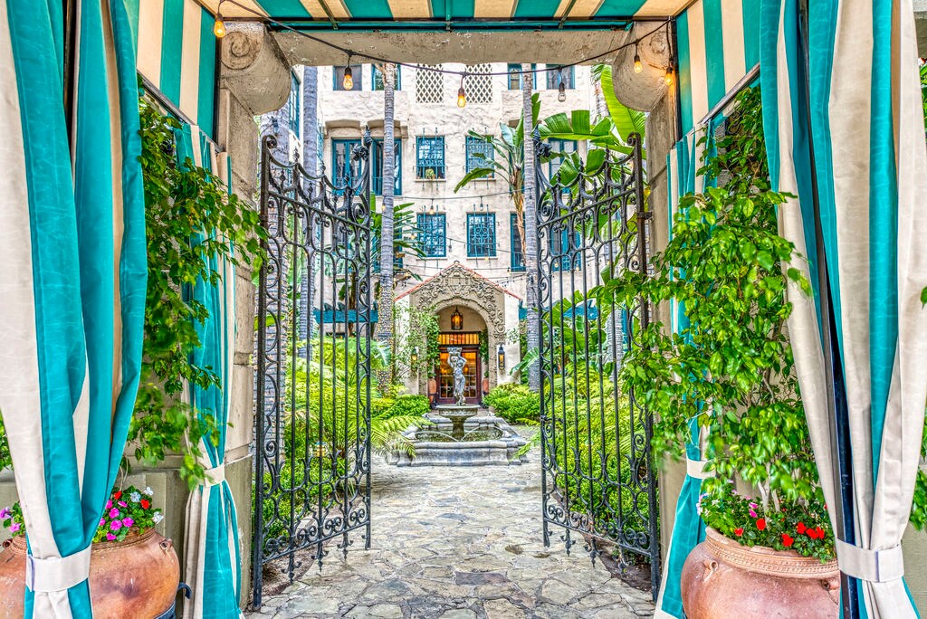 Entrada principal - Los Altos Apartments