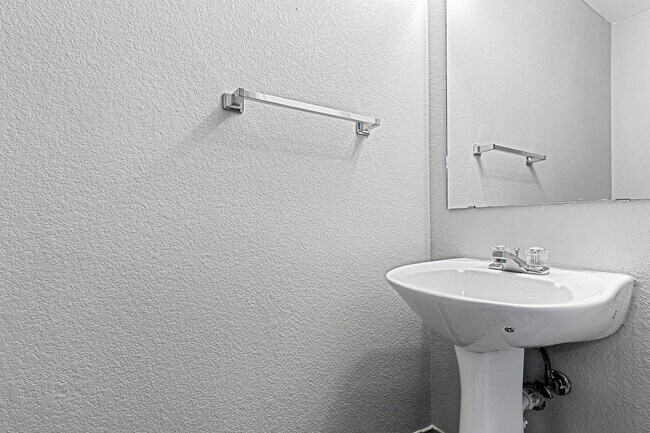 Building Photo - Updated Home in Parkview Meadows