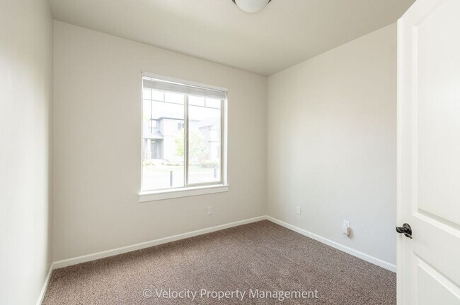 Foto del edificio - Lovely 3 bedroom, 2.5 bathroom home plus a...