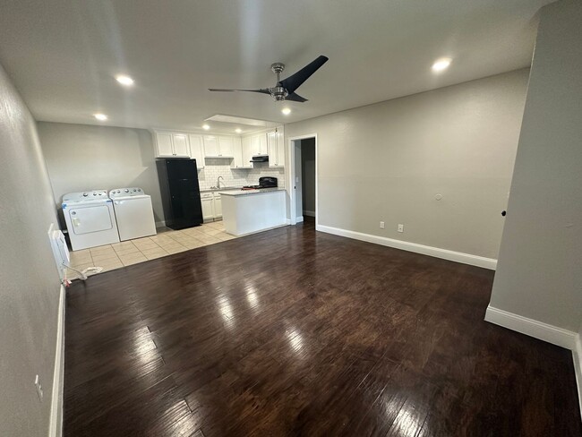Building Photo - 309