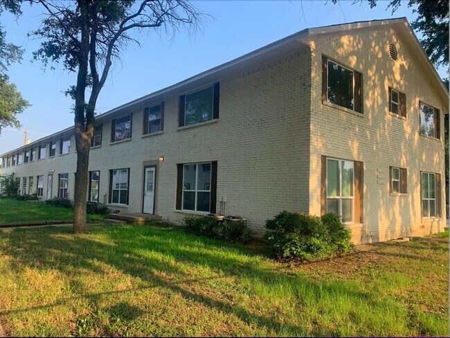 Foto del edificio - 100 S Bowser Rd