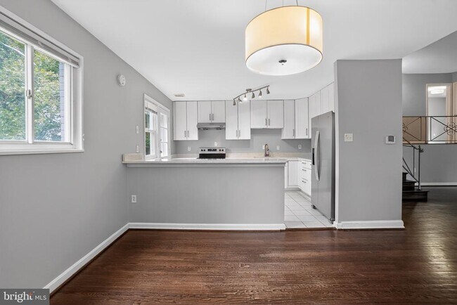 Foto del edificio - 9211 E Parkhill Dr