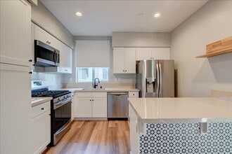 Building Photo - 8850 Olive Ln