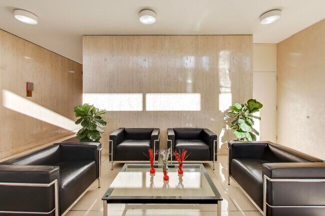 Foto del edificio - 70 W Burton Pl