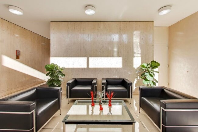 Building Photo - 70 W Burton Pl