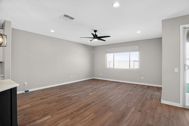 Building Photo - 13861 E Red Oaks Dr