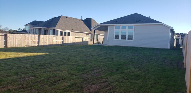 Building Photo - 442 Huntwick Dr