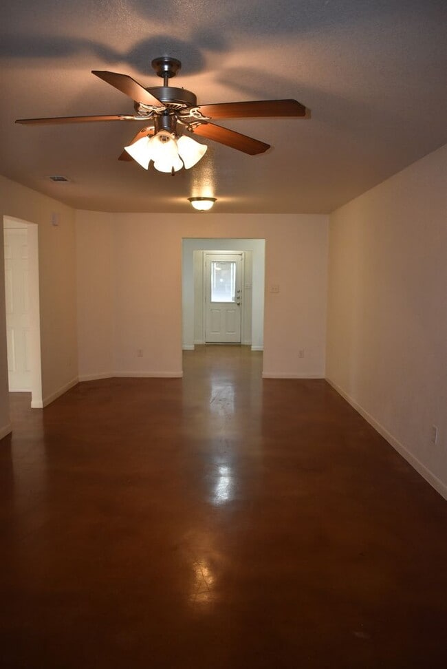 Building Photo - 504 S Juanita Dr