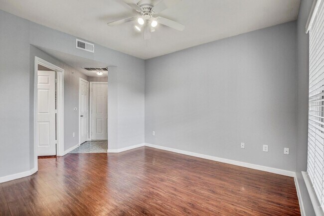 Foto del edificio - 2320 Gracy Farms Ln