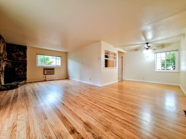 Foto del edificio - Charming Single Story 3bd House with Large Yard!