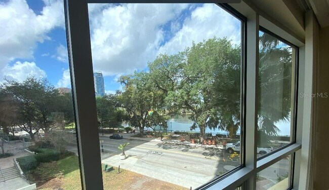 Foto del edificio - 322 E Central Blvd