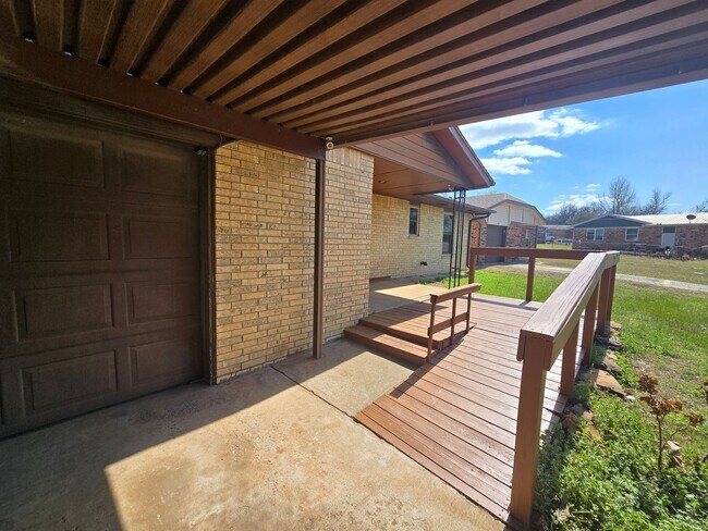 Foto del edificio - 3 Bed 1.5 Bath in Shawnee!