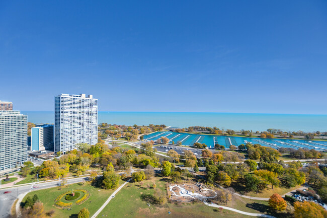 Building Photo - 2626 N Lakeview Ave