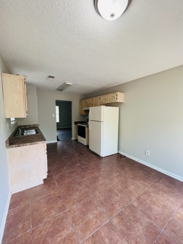 Foto del edificio - 8400 Creek Front Dr