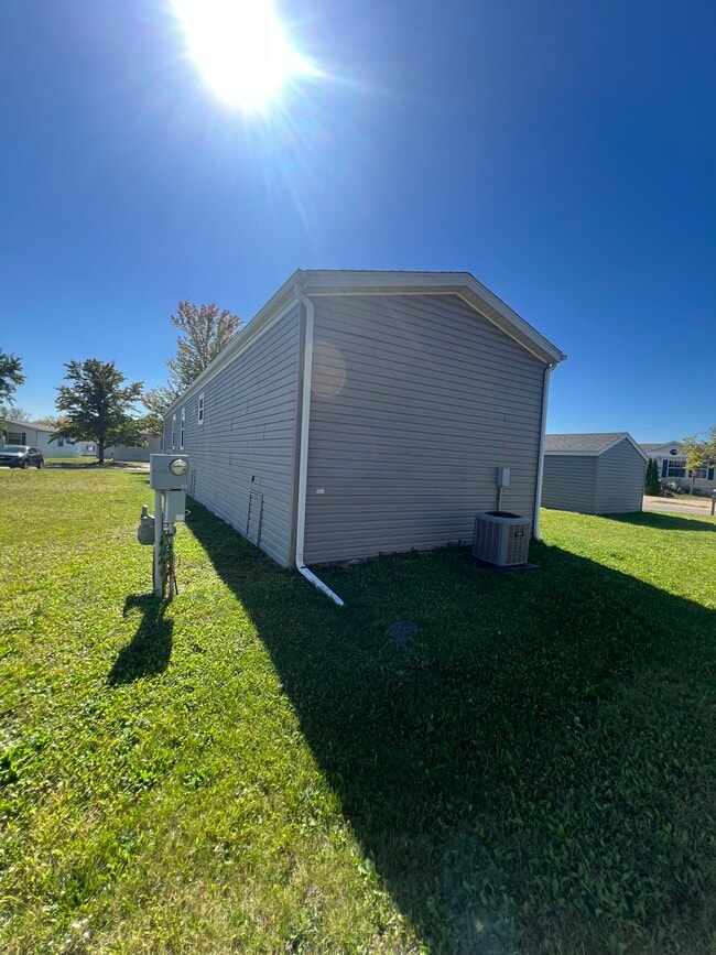 Building Photo - 133 Grand River Dr