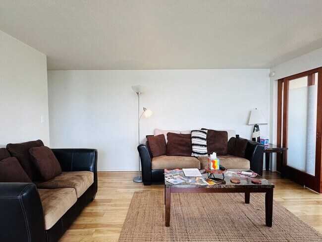Building Photo - Two Bedroom Condo at Bay Shores