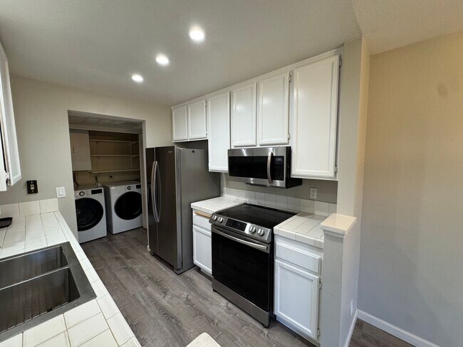 Building Photo - 2Bed - 2Bath ground level
