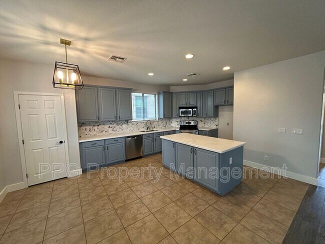 Building Photo - 15439 W Poinsettia Dr