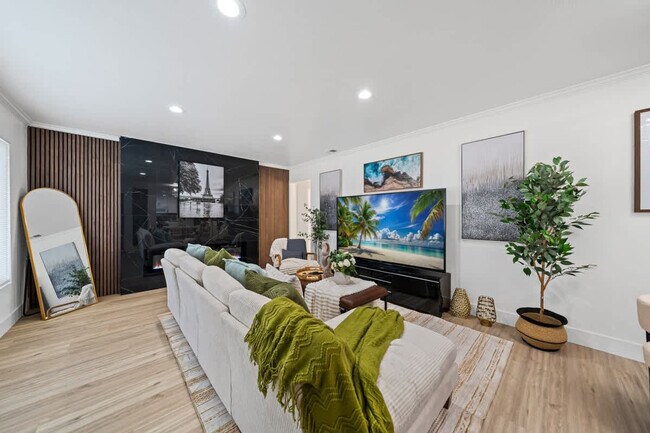 Foto del edificio - 606 S Sunshine Ave