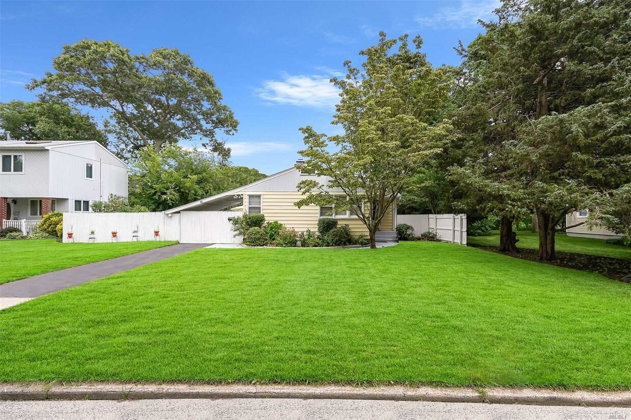 54 Eastwood Blvd, Centereach, NY 11720 House Rental in Centereach, NY