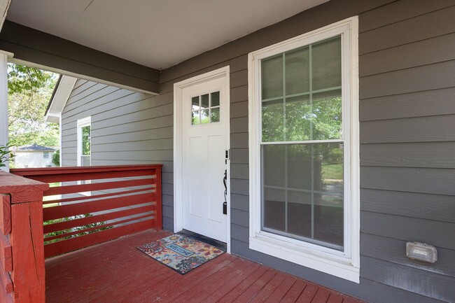 Foto del edificio - Updated 3bd/2ba Ranch Blocks From Downtown...