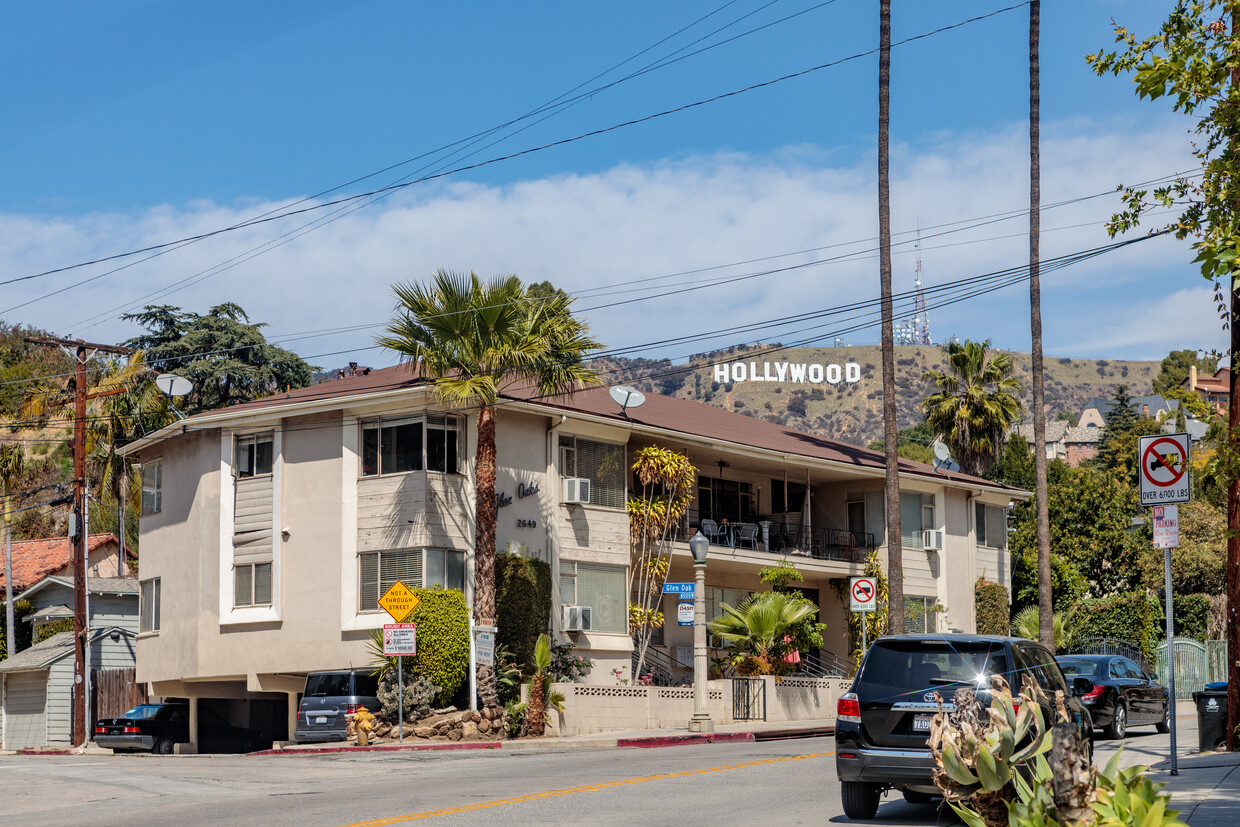 Primary Photo - 2649 N Beachwood Dr